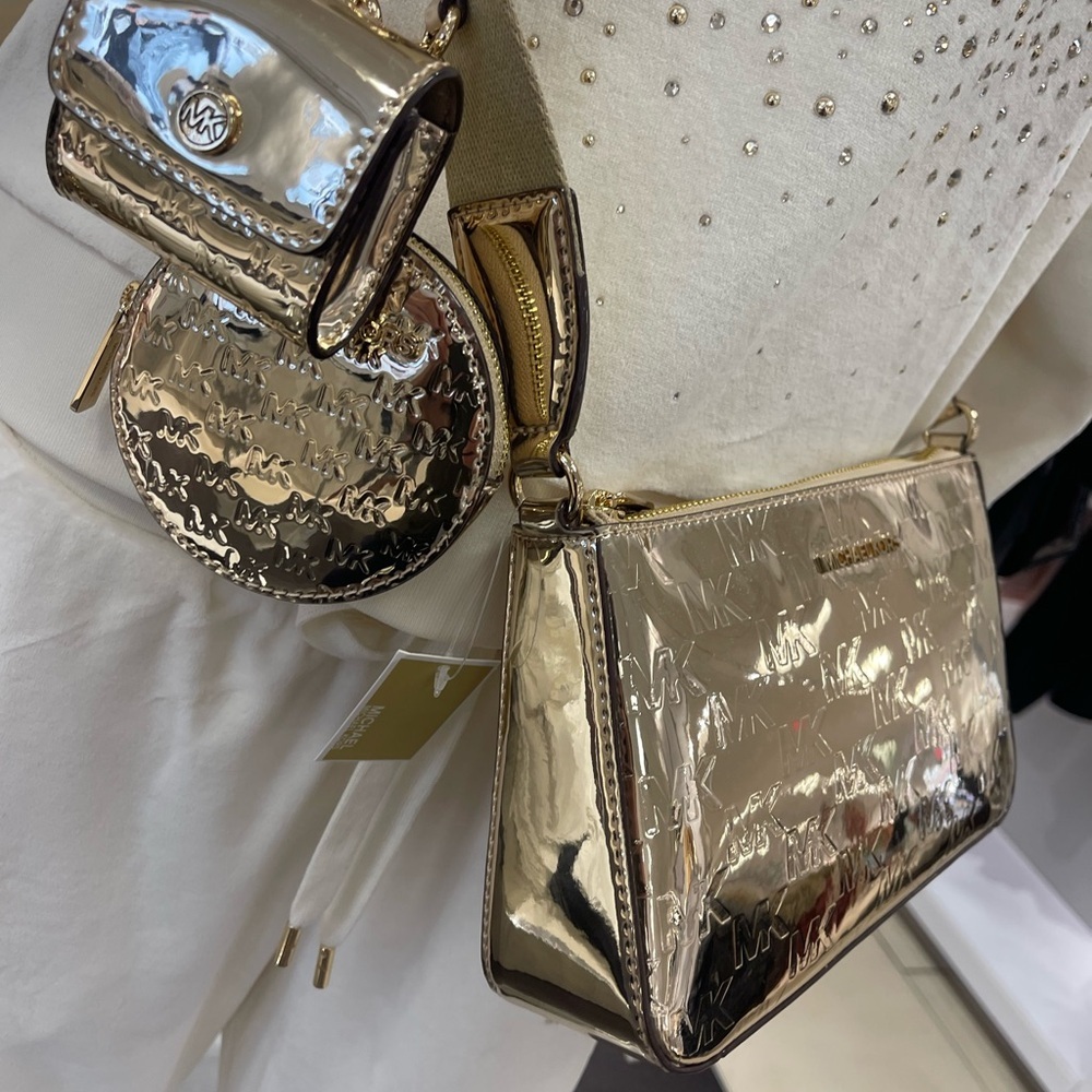 MICHAEL KORS Jet Set Sm Patent Logo Debossed Crossbody Apple Airpods
XBody Tech - Picture 6 of 12